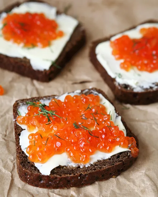 Бутерброды с красной икрой Бутерброды с красной икрой