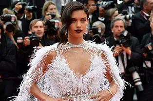 Белый лебедь: супермодель Сара Сампайо стала звездой красной дорожки в Каннах