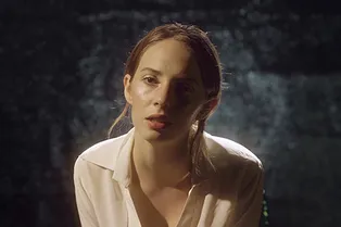 Посмотрите дебютный клип восходящей звезды Майи Хоук