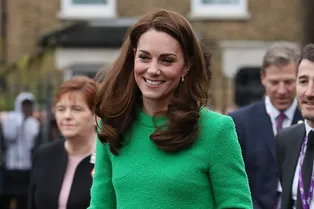 Кейт Миддлтон в ярко-зеленом прямом платье и ботильонах со шнуровкой посетила лондонскую школу