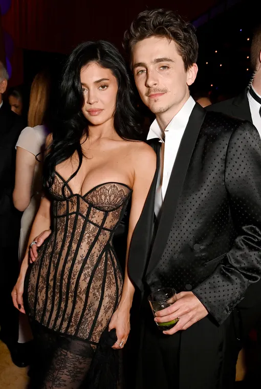 Кайли Дженнер в кутюроном платье Ashi Studio и Тимоти Шаламе в костюме Tom Ford by Haider Ackermann