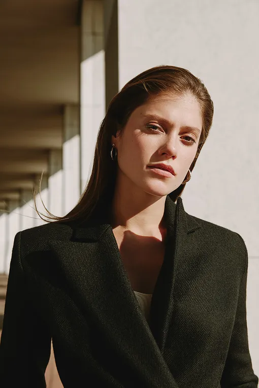 Жакет JULIA DAVIDIAN; топ MANGO; серьги LAV’Z (серебро)