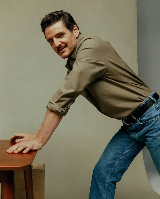 Педро Паскаль в промо к фильму «Материалистка»