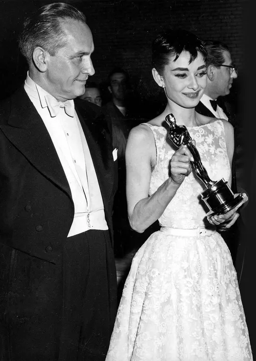 Одри Хепберн в платье Givenchy на церемонии Оскар (1954)