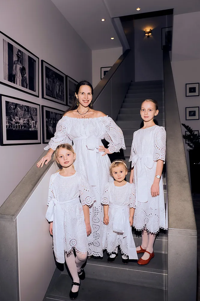 Ольга Томпсон с дочерьми Таней, Аней и Марусей