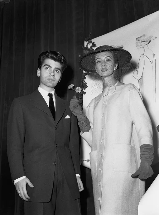 21-летний Карл Лагерфельд во время конкурса The Fashion Design Competition в Париже, 1954 год