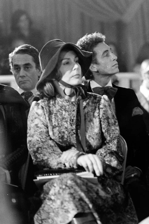 Сао Шлюмберже на показе Yves Saint Laurent Haute Couture осень-зима 1974 Сао Шлюмберже на показе Yves Saint Laurent Haute Couture осень-зима 1974