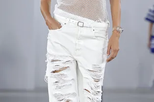 Вам не кажется: рваные джинсы снова в тренде
