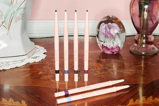 Средства от «взрослого» акне, цветные карандаши для глаз и другие бьюти-новинки