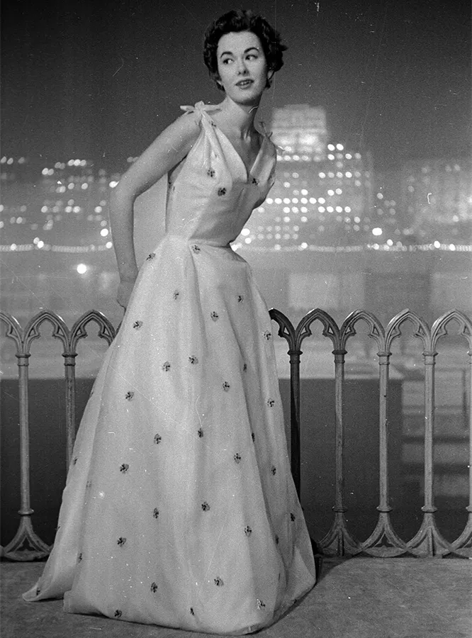 Модель в белом шелковом вечернем платье Christian Dior, декорированном розовыми розами, Picture Post, 1953 год