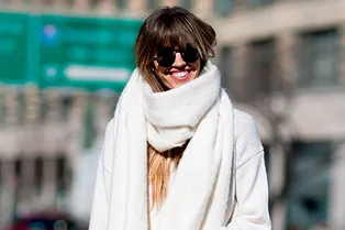 Как и с чем носить шарфы весной: 15 практичных примеров