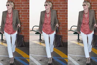 60-летняя Шэрон Стоун в белых скинни и блузке главного цвета будущего года