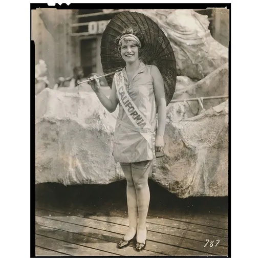 Фэй Ланфье выиграла титул Мисс Калифорния и Мисс Америка, 1925 год