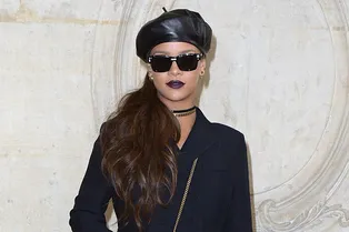 Модный солдат: Рианна на показе Christian Dior в Музее Родена Модный солдат: Рианна на показе Christian Dior в Музее Родена