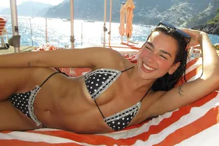 Собираете отпускную капсулу? Дуа Липа уже сделала все за вас