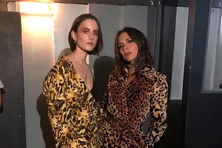 Виктория Бекхэм примерила пальто, которое обещает стать хитом осени