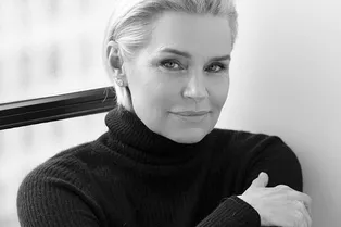 54-летняя мать Беллы Хадид показала идеальное тело в купальнике