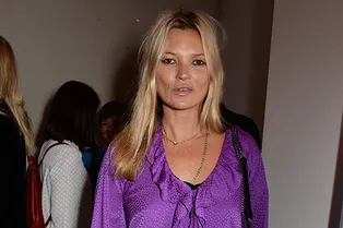 И в пир, и в мир: Кейт Мосс в черных скинни и яркой блузке