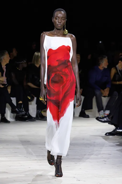 Alexander McQueen весна-лето 2024 Alexander McQueen весна-лето 2024