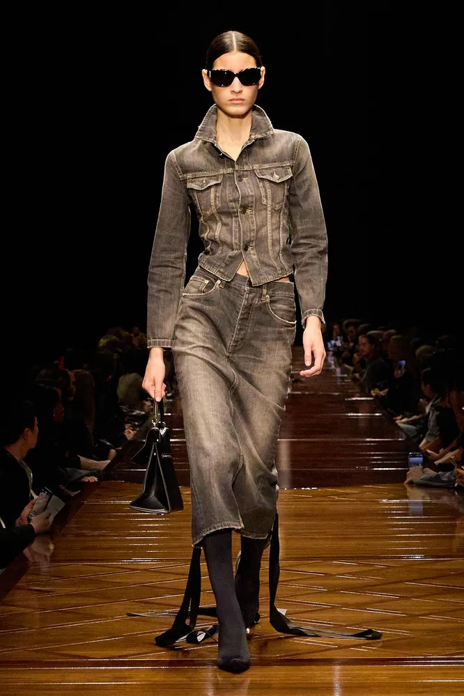 Balenciaga весна-лето 2025