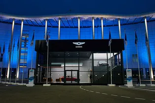 Genesis открыли мобильный шоурум в Сочи