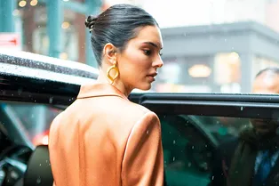 Кендалл Дженнер в жакете на голое тело, кожаных перчатках и капроновых колготках