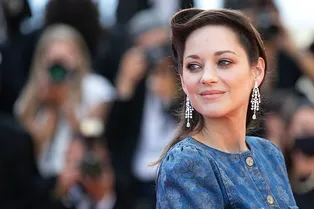 Катрин Денев в бархате, Марион Котийяр в дениме и Тейлор Хилл в «голом» платье — на премьере фильма «При жизни»