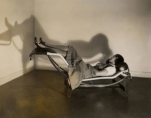 Шарлотта Перриан на шезлонге Chaise longue basculante, B306 (1928-1929) Шарлотта Перриан на шезлонге Chaise longue basculante, B306 (1928-1929)