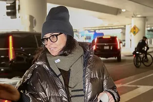 Пуховик с эффектом металлик и сумка Gucci: комфортный casual-образ от Деми Мур