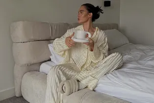 8 красивых и уютных пижам, в которых можно встретить Новый год и провести все каникулы