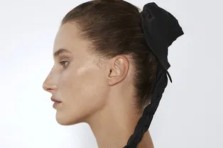 Инфантильные банты в волосах — самый модный аксессуар весны