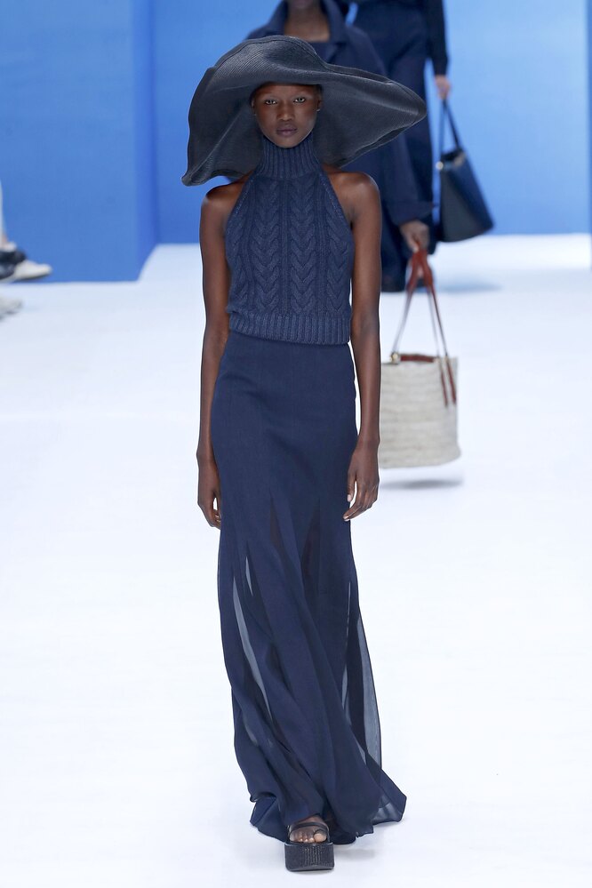 Max Mara весна-лето 2023, большая шляпа — модный аксессуар 2023 Max Mara весна-лето 2023, большая шляпа — модный аксессуар 2023
