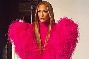 50-летняя Дженнифер Лопес поразила поклонников точеными ногами в мини