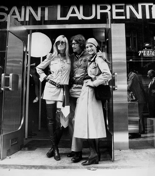 Ив Сен-Лоран с музами Лулу де ла Фалез (справа) и Бетти Катру (слева) в день открытия своего первого лондонского магазина Rive Gauche на Нью-Бонд-стрит, 10 сентября 1969 года