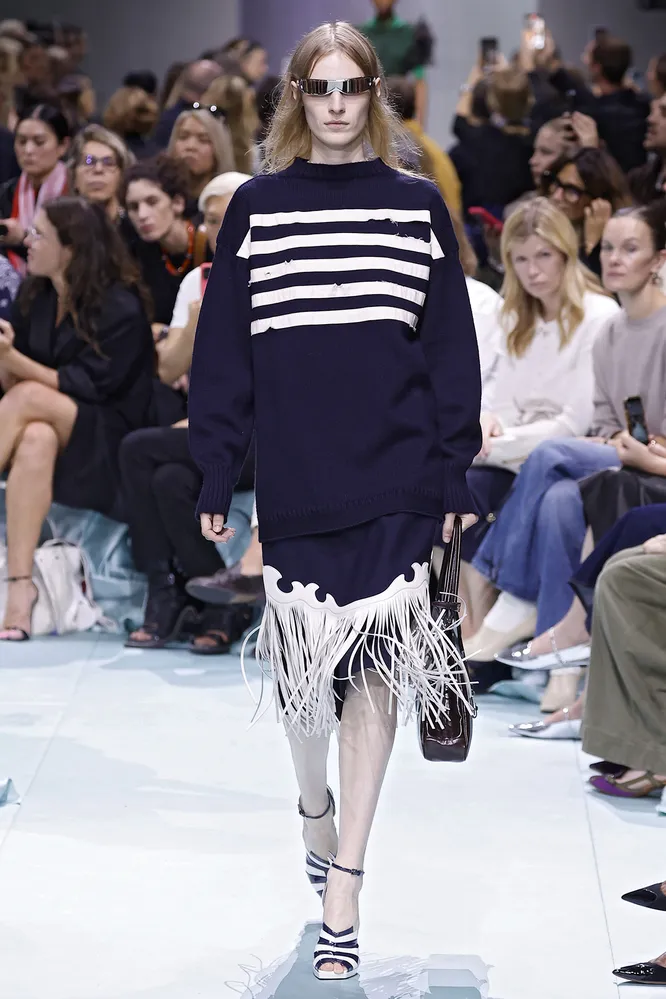 Prada весна-лето 2025