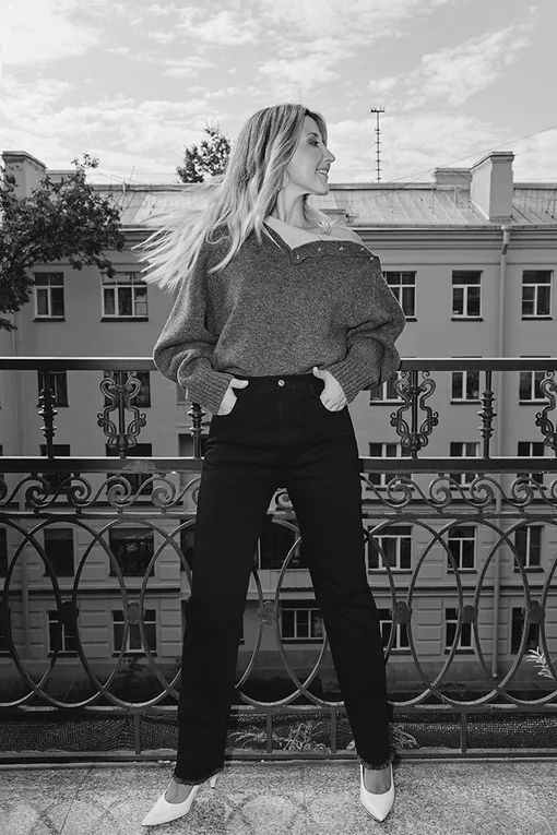 Свитер Calvin Klein 205W39NYC; джинсы и серьги Céline; туфли The Row