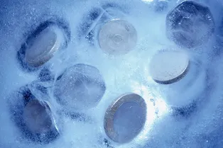 Что будет с рублем и долларом и стоит ли покупать валюту?