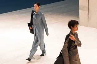 Деловая женщина: еще одна ода 80-м в коллекции Фиби Файло для Céline Деловая женщина: еще одна ода 80-м в коллекции Фиби Файло для Céline