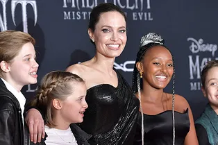 Анджелина Джоли в платье Versace со скорпионом на премьере «Малефисенты»