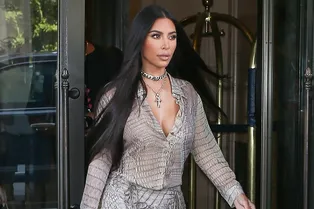 Змеиный принт все еще в тренде: Ким Кардашьян в винтажном костюме Roberto Cavalli