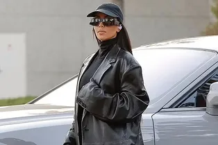 Ботфорты-чулки и сумка из меха: Ким Кардашьян знает, чем разбавить черный тотал-лук