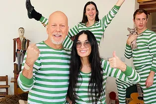 Брюс Уиллис проводит карантин не с нынешней супругой, а с Деми Мур и их дочерьми