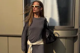 Платье-лонгслив — обязательная покупка для любителей минимализма