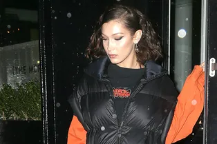 Прозрачные босоножки в паре с пуховиком? Если вы Белла Хадид, то вам можно даже такое