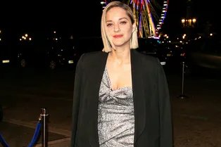 Марион Котийяр в мини и ботфортах на вечеринке в Париже