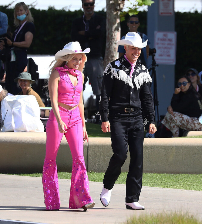 Марго Робби и Райан Гослинг на съемках фильма «Барби»