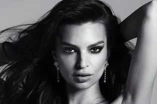 Эмили Ратаковски на время отказалась от эпиляции — и продемонстрировала результат в новой съемке