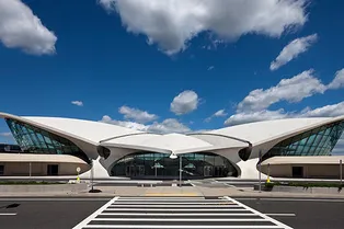 Прямая трансляция круизного показа Louis Vuitton из аэропорта Нью-Йорка