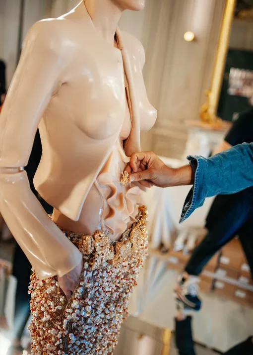 Процесс создания кутюрного жакета Schiaparelli из коллекции осень-2026