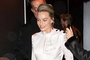 Марго Робби носит летящее шелковое платье с теплыми замшевыми сапогами